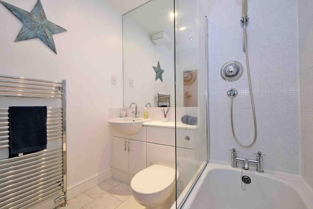 Modern & Spacious Apartment In City Centre Aberdeen Kültér fotó